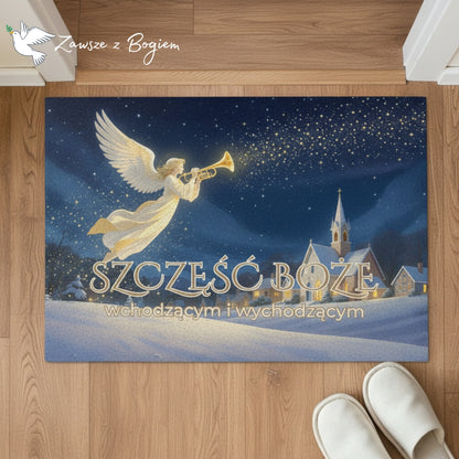 „Szczęść Boże wchodzącym i wychodzącym” – wycieraczka z aniołem nad zimowym miasteczkiem