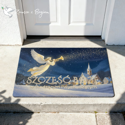 „Szczęść Boże wchodzącym i wychodzącym” – wycieraczka z aniołem nad zimowym miasteczkiem