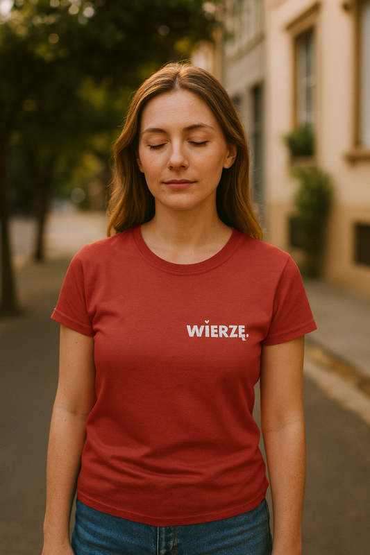 Damska koszulka „WIERZĘ.” – z sercem
