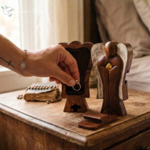 Anioł – Ręcznie Rzeźbiona Skrzyneczka (14 cm)