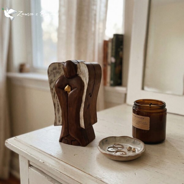 Anioł – Ręcznie Rzeźbiona Skrzyneczka (14 cm)